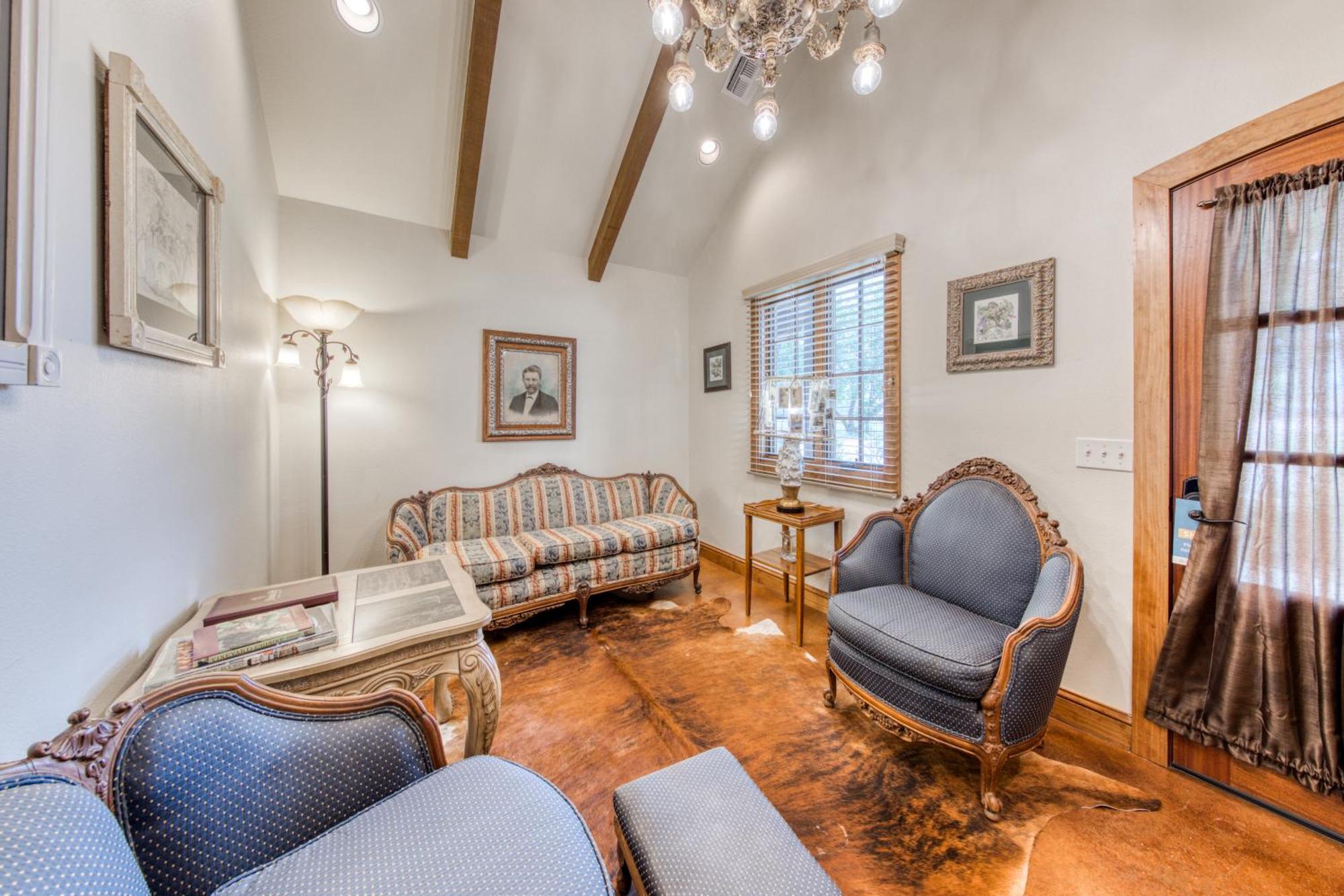 Messina Hof Hill Country Villa Blumenthal Room photo